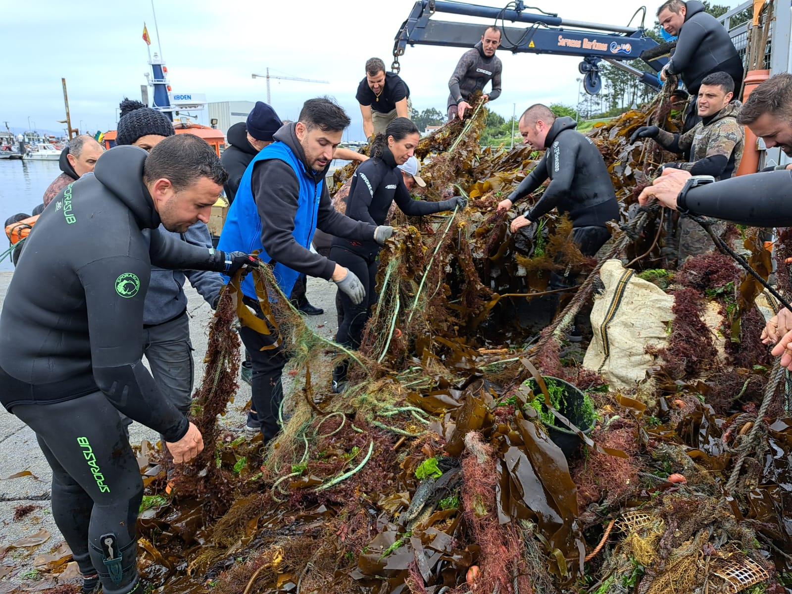Mergulladores convocados por Afundación retiran máis de 2 toneladas de residuos dos fondos do Areoso