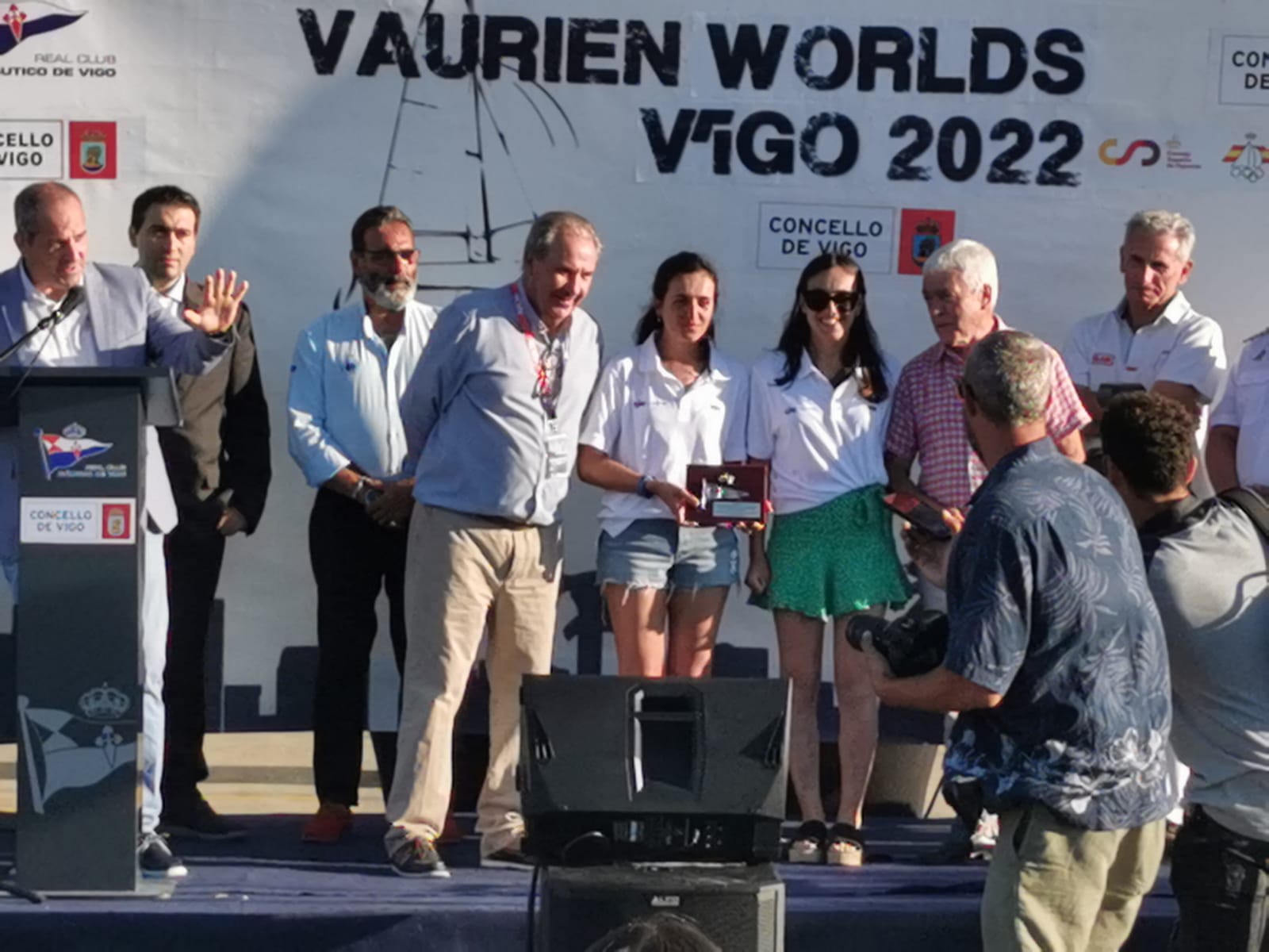 La embarcación de las hermanas Paula y Paloma González Esteban, con patrocinio de UIE, campeona en el mundial de vela Vaurien